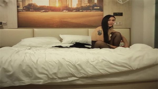 极品外围御姐持续挨操，淫水四溅